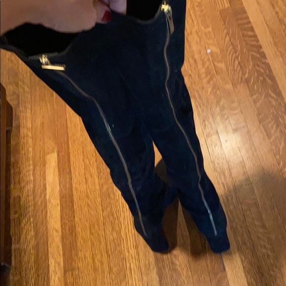 Gorgeous Stuart Weitzman black suede boots - Picture 3 of 11